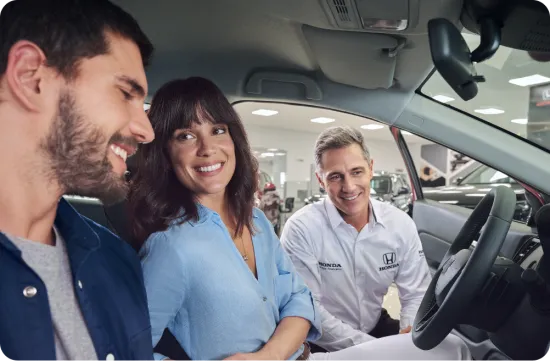 Três pessoas no carro Honda